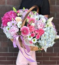 Композиция солнечный день в Каменске Цветочная композиция из Розы, Хризантемы, Пионы и Лизиантусы в корзине в Каменске
