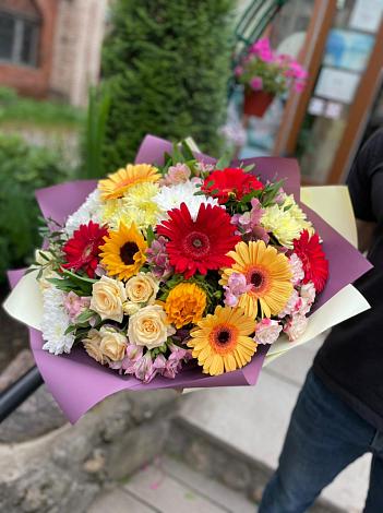 Букет цветов из: Герберы, Ромашки, Хризантемы, Розы и Подсолнухи в Каменске