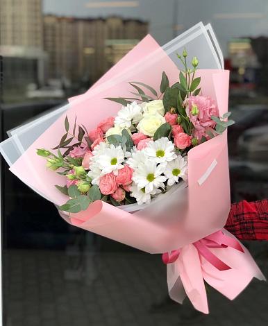 Букет цветов из: Розы, Лизиантусы и Хризантемы в Каменске